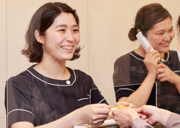 明るい待合室・丁寧な受付対応